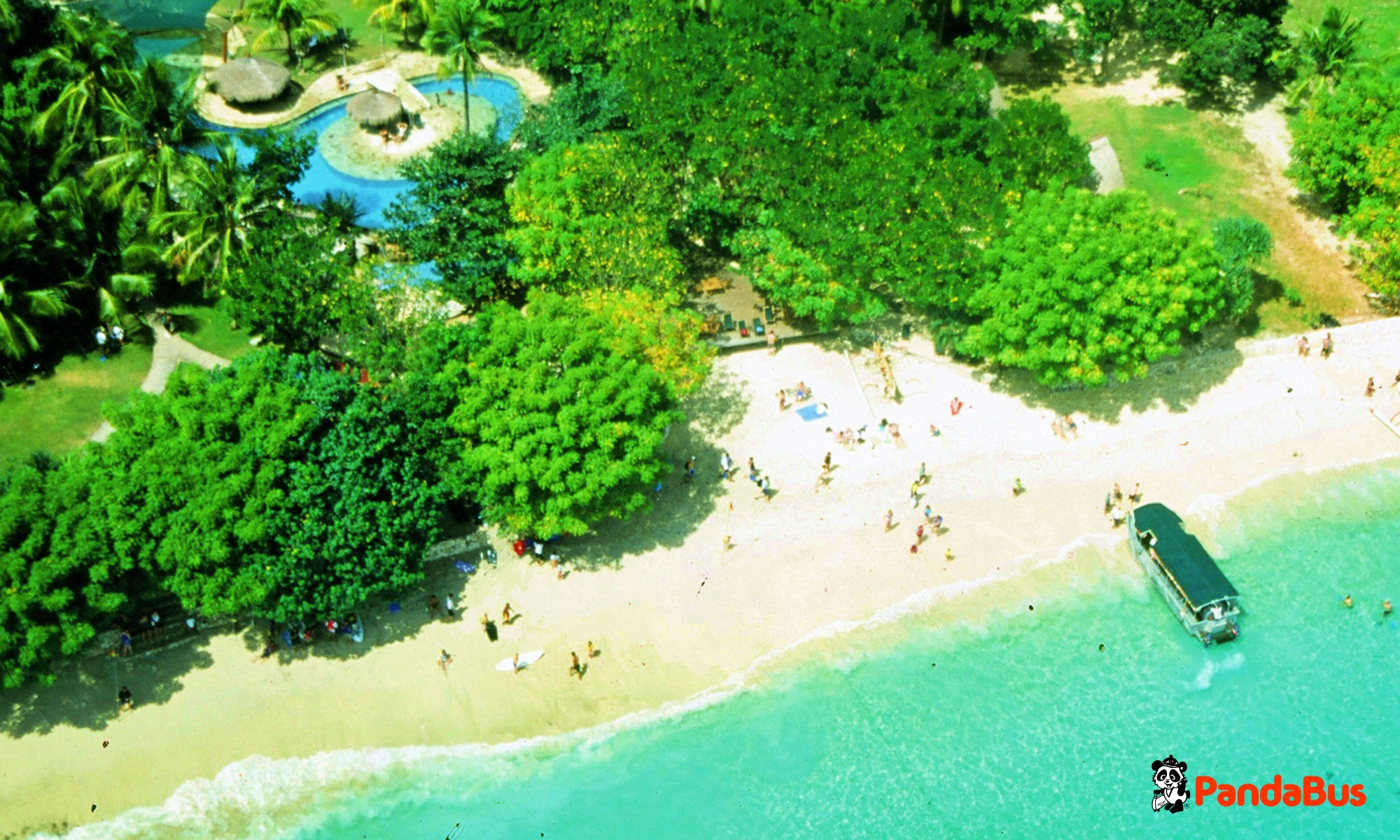 ボントゥーンに到着後、小型船で港よりビーチクラブへ移動